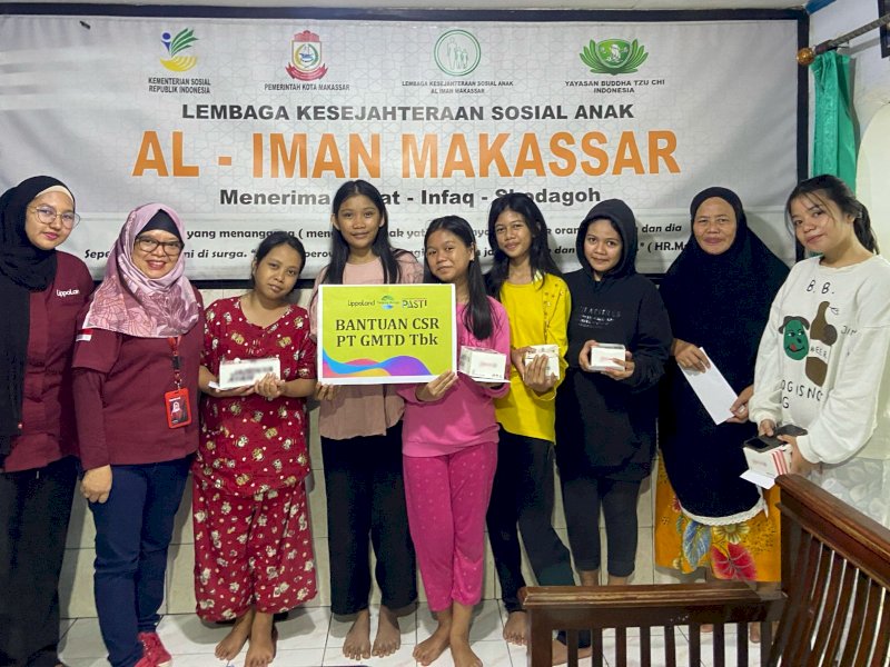 Penyerahan santunan kepada anak-anak panti asuhan Al-Iman, dalam semangat memperingati Hari Ulang Tahun (HUT) ke-27, PT Gowa Makassar Tourism Development Tbk. (GMTD), Senin (18/8/2025). @Jejakfakta/dok. Istimewa