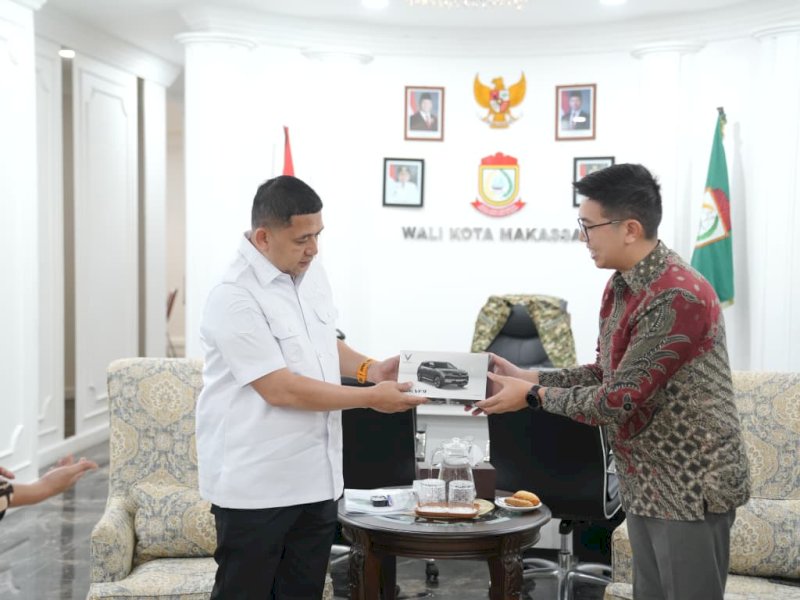 Wali Kota Makassar Munafri Arifuddin, saat menerima audiensi dari jajaran PT XAHNSM Green and Smart Mobility Indonesia (GSM) yang bekerja sama dengan PT Avon, di Balai Kota Makassar, Rabu (20/8/2025). @Jejakfakta/dok. Humas Pemkot Makassar