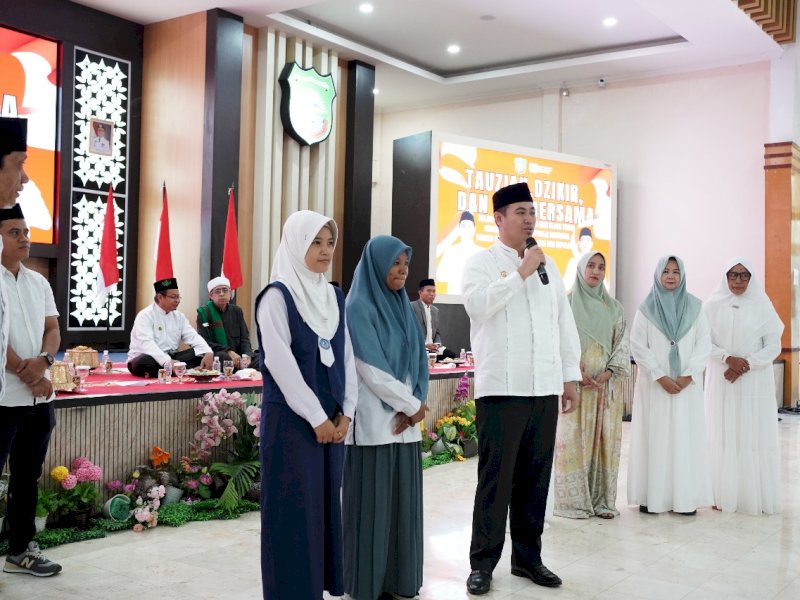 Bupati Pangkep, Muhammad Yusran Lalogau, secara simbolis lepas dua siswi untuk mengikuti program Sekolah Rakyat yang diselenggarakan oleh BPSDM Provinsi Sulawesi Selatan. @jejakfaktacom/Humas Pemda Pangkep