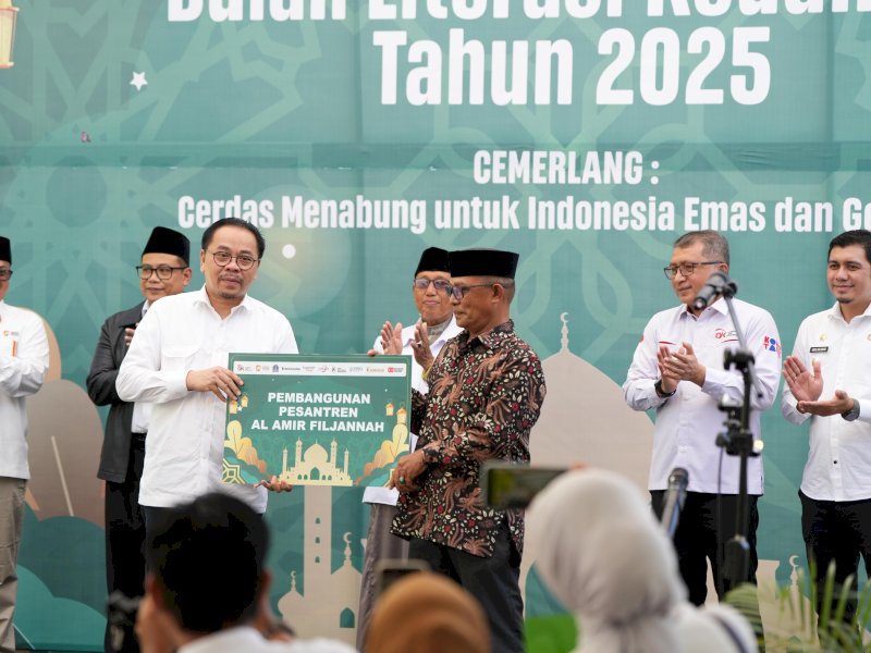 Peringatan Hari Indonesia Menabung (HIM) dan Bulan Literasi Keuangan (BLK) Tahun 2025 berlangsung meriah di halaman Pondok Pesantren Al Amir Fil Jannah, Kabupaten Bone, Kamis (20/08/2025). @Jejakfakta/dok. Istimewa