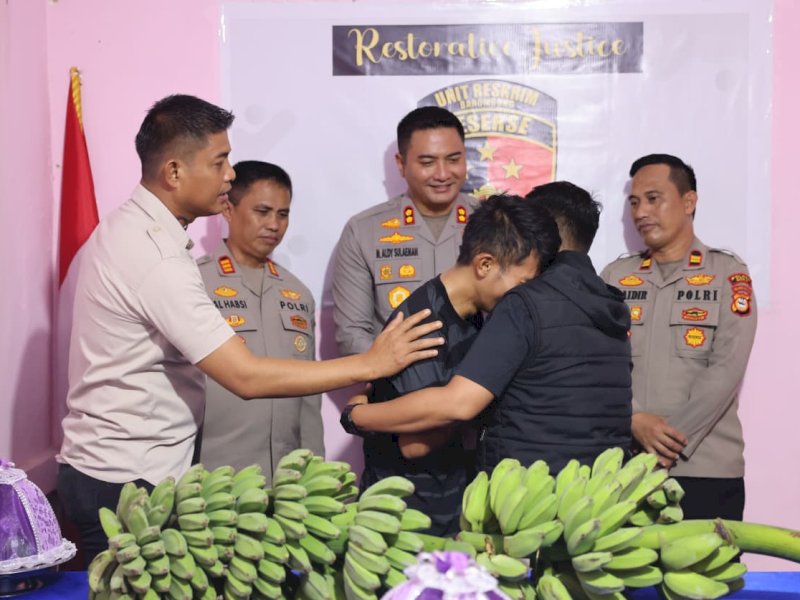 Erlangga, warga Kabupaten Gowa, Sulawesi Selatan, yang tersangkut kasus pencurian empat tandan pisang, akhirnya dibebaskan melalui program Restorative Justice (RJ) pada Selasa (19/08/2025). @Jejakfakta/dok. Istimewa