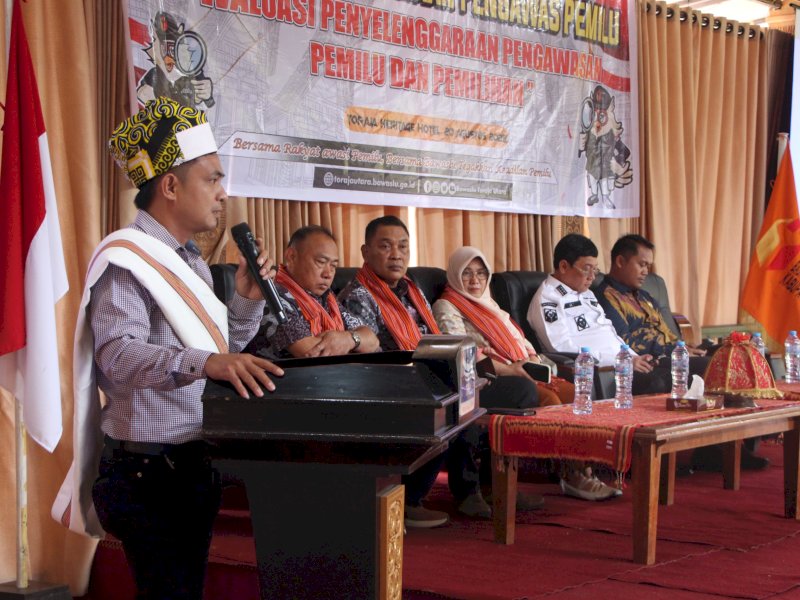 Bawaslu RI dan Komisi II DPR RI melalui Bawaslu Toraja Utara menggelar kegiatan bertema "Evaluasi Penyelenggaraan Pengawasan Pemilu dan Pemilihan" yang digelar di Toraja Heritage Hotel, Rabu (20/8/2025). @Jejakfakta/dok. Istimewa