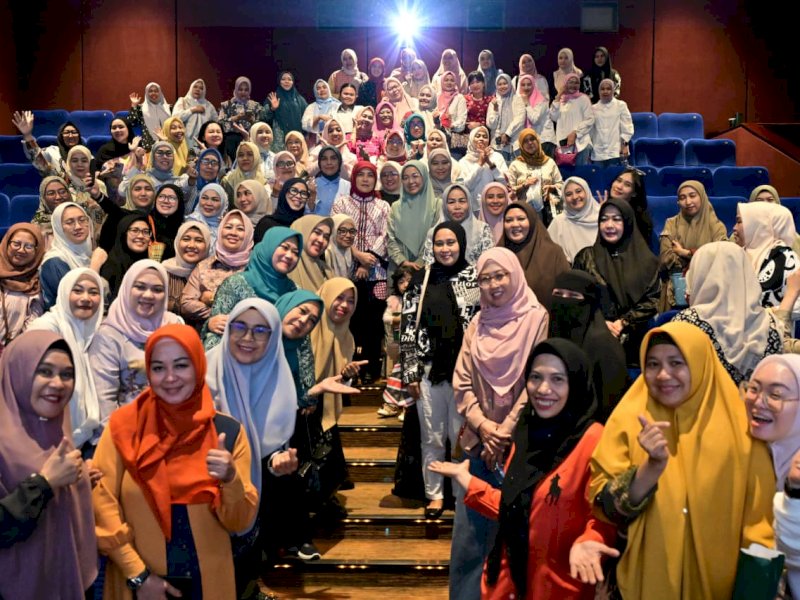 Wakil Wali Kota Makassar, Aliyah Mustika Ilham, bersama Ketua TP PKK Kota Makassar, Melinda Aksa, menghadiri kegiatan nonton bareng (nobar) film Penantian Buah Hati di XXI Mall Ratu Indah, Kamis (21/08/2025). @Jejakfakta/dok. Istimewa