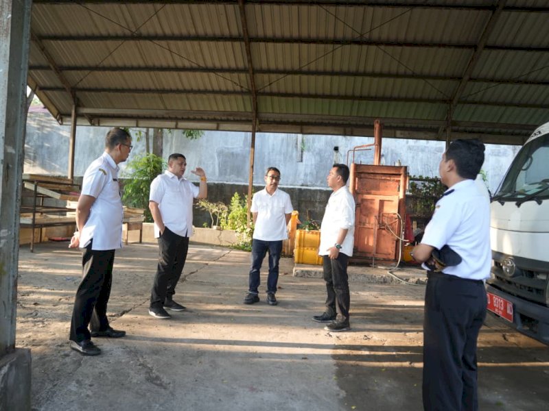 Wali Kota Makassar, Munafri Arifuddin, melakukan peninjauan terhadap sebuah gedung yang direncanakan menjadi lokasi pusat suplai Makanan Bergizi Gratis (MBG) di Kelurahan Paccerakkang, perbatasan Katimbang, Kecamatan Biringkanaya, Rabu (20/8/2025). @Jejakfakta/dok. Humas Pemkot Makassar