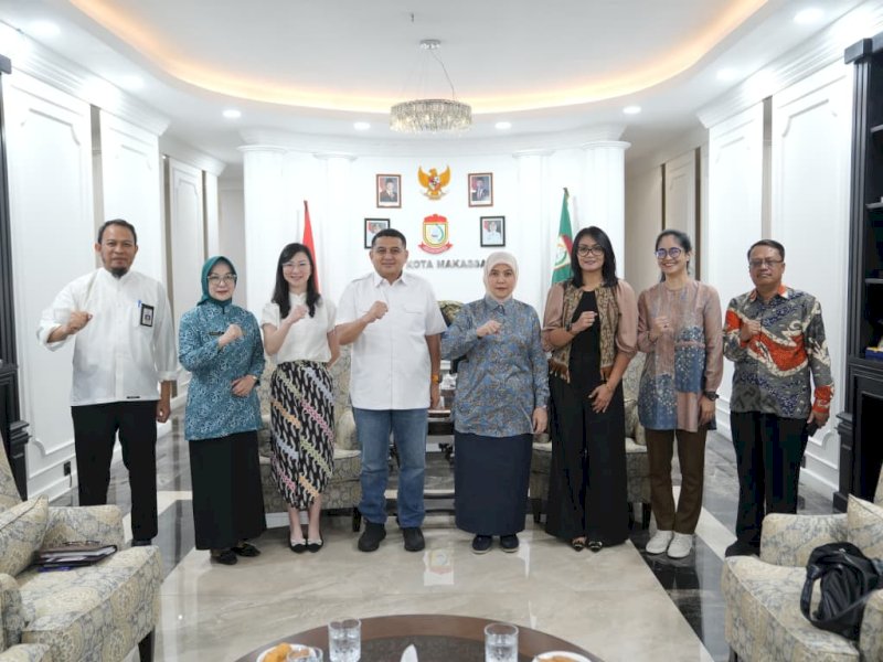 Wali Kota Makassar, Munafri Arifuddin, foto bersama usai memimpin Rapat Teknis Pemerintah Kota Makassar bersama Wakil Wali Kota Aliyah Mustika Ilham dan Putera Sampoerna Foundation (PSF), di Balai Kota Makassar, Jumat (22/8/2025). @Jejakfakta/dok. Humas Pemkot Makassar