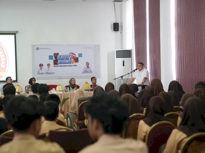 Wali Kota Makassar, Munafri Arifuddin, membuka sekaligus mengisi kegiatan Edukasi Keselamatan Berlalu Lintas yang diselenggarakan Dinas Perhubungan Kota Makassar di Bosowa School, Jumat (22/08/2025). @Jejakfakta/dok. Humas Pemkot Makassar