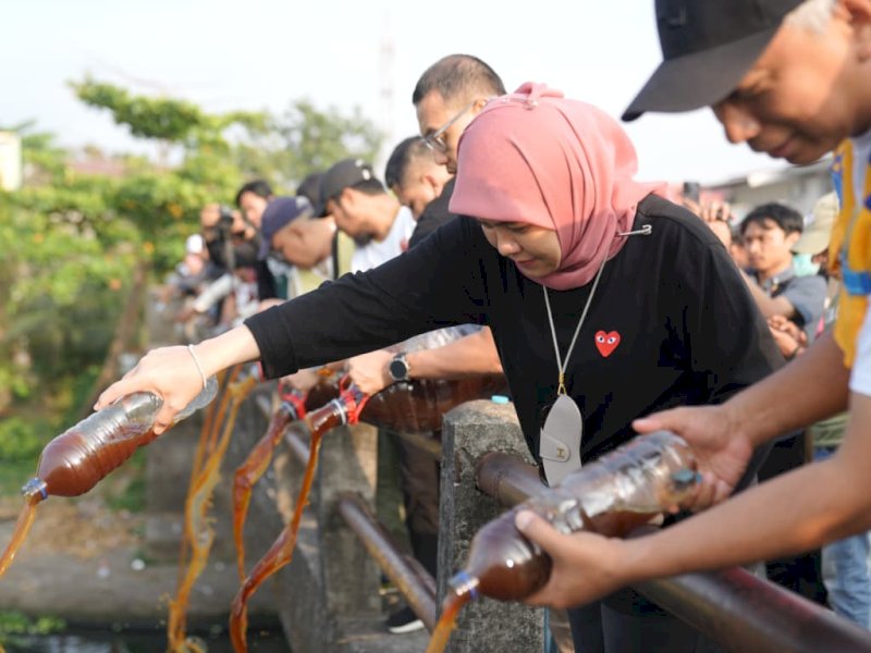 Wali Kota Makassar, Munafri Arifuddin,  Wakil Wali Kota Makassar, Aliyah Mustika Ilham, bersama sejumlah pejabat menuangkan eco-enzym ke waduk Tunggu Pampang sebagai upaya pelestarian lingkungan dan menjaga ekosistem perairan,  pada Jumat (22/8/2025). @Jejakfakta/dok. Humas Pemkot Makassar