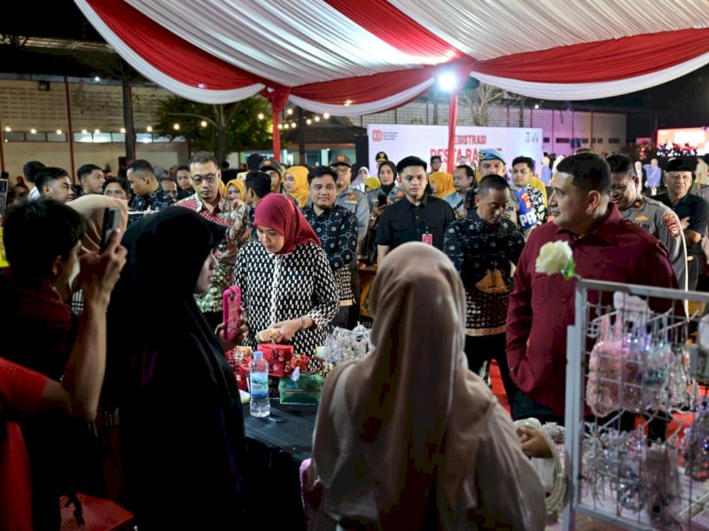 Wali Kota Makassar, Munafri Arifuddin, bersama  Wakil Wali Kota Aliyah Mustika Ilham, saat menghadiri malam pesta rakyat perayaan HUT ke-80 RI tingkat Kecamatan Rappocini di Andi Pangeran Pettarani, Rabu (20/8/2025). @Jejakfakta/dok. Humas Pemkot Makassar