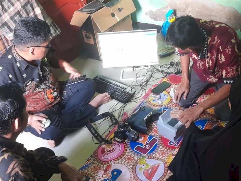 Tim Dukcapil turun langsung ke Desa Watangpanua, Kecamatan Angkona, untuk memberikan pelayanan administrasi kependudukan kepada penduduk rentan, khususnya lansia dan penyandang disabilitas, Kamis (21/08/2025). @Jejakfakta/Istimewa