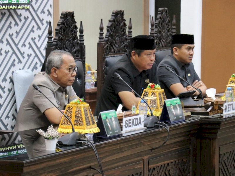 Sekda Lutim, Bahri Suli, menghadiri Rapat Paripurna DPRD Luwu Timur terkait pendapat akhir fraksi terhadap Ranperda tentang Perubahan APBD Tahun Anggaran 2025 di ruang sidang paripurna kantor DPRD Lutim, Jumat (22/08/2025). @Jejakfakta/dok. Istimewa