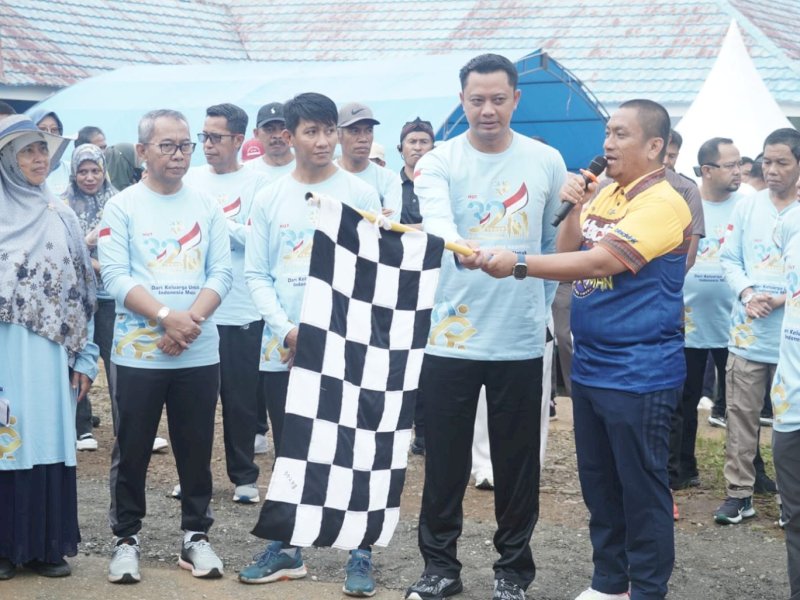 Bupati Luwu Timur, Irwan Bachri Syam, melepas gerak jalan santai memperingati Hari Keluarga Nasional (Harganas) ke-32 tingkat kabupaten, Jumat pagi (22/08/2025). @Jejakfakta/dok. Humas Pemkab Lutim