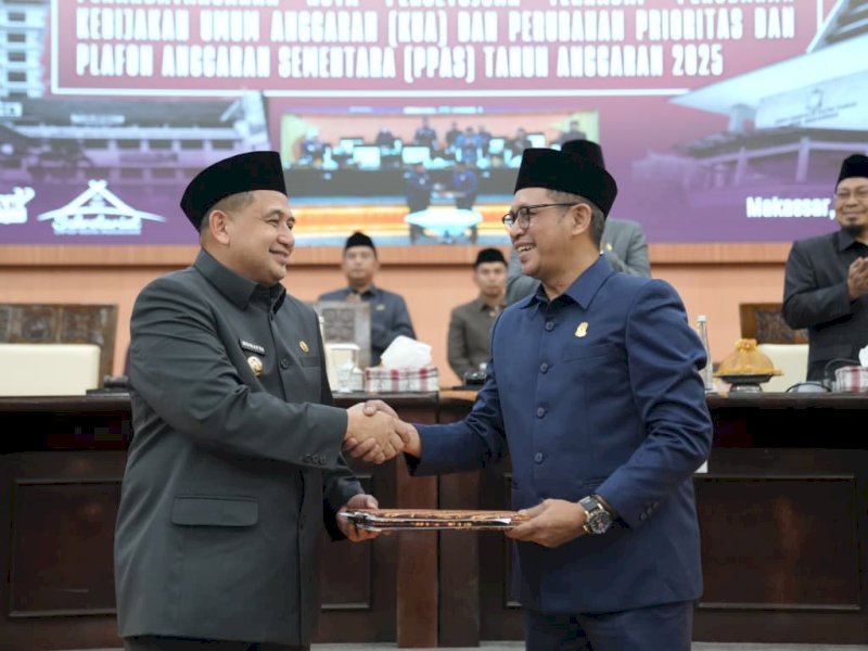 Wali Kota Makassar, Munafri Arifuddin, bersama Ketua DPRD Makassar, saat menyepakati Nota KUA-PPAS Perubahan APBD Tahun Anggaran 2025, dalam rapat paripurna yang digelar di Gedung DPRD Makassar, Jumat (22/8/2025). @Jejakfakta/dok. Humas Pemkot Makasar