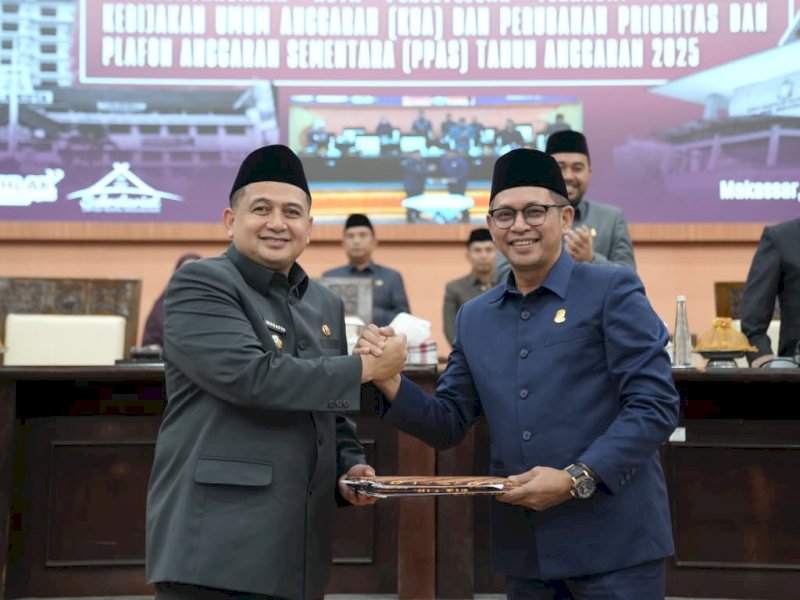 Wali Kota Makassar, Munafri Arifuddin, bersama Ketua DPRD Makassar, saat menyepakati Nota KUA-PPAS Perubahan APBD Tahun Anggaran 2025, dalam rapat paripurna yang digelar di Gedung DPRD Makassar, Jumat (22/8/2025). @Jejakfakta/dok. Humas Pemkot Makasar