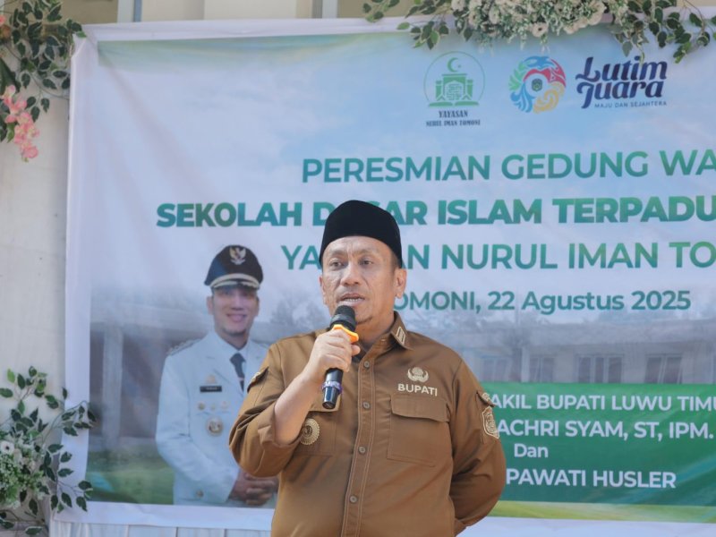 Bupati Luwu Timur, Irwan Bachri Syam, saat meresmikan gedung baru Sekolah Dasar Islam Terpadu (SDIT) Nurul Iman di Desa Mandiri, Kecamatan Tomoni, pada Sabtu (22/08/2025). @Jejakfakta/dok. Istimewa