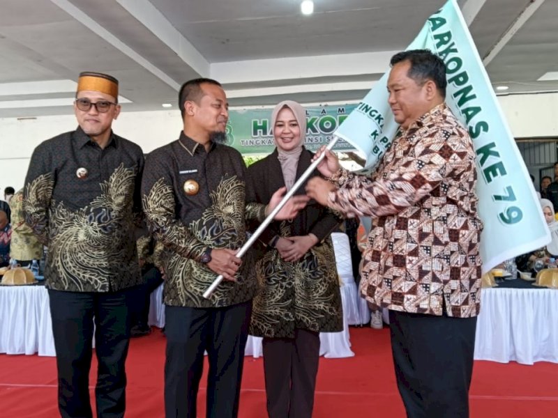 Penyerahan bendera pataka dari Gubernur Sulsel, Andi Sudirman Sulaiman, kepada Kadisdagkop UKM Luwu Timur, Senfry Oktavianus, saat puncak peringatan Harkopnas ke-78 tingkat Provinsi Sulawesi Selatan di Lapangan Parang Passamaturukang, Kabupaten Jeneponto, Sabtu (23/08/2025). @Jejakfakta/dok. Humas Pemkab Lutim