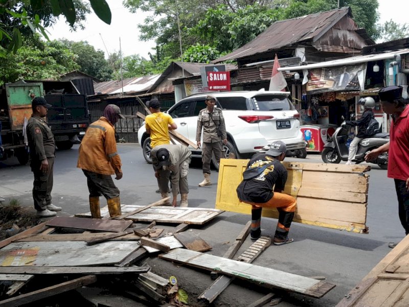 Pemerintah Kota Makassar melalui Kecamatan Panakkukang menertibkan pasar tumpah di sepanjang Jalan Dr. Leimena, tepatnya di sekitar area PLTU PLN Tello, Minggu (24/8/2025). @Jejakfakta/dok. Humas Pemkot Makassar