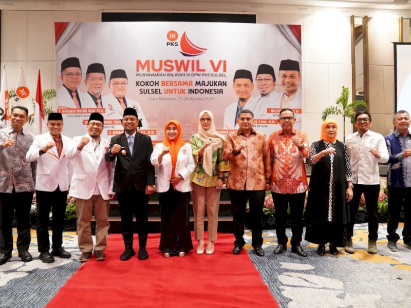 Wali Kota Makassar, Munafri Arifuddin, bersama Wakil Wali Kota, Aliyah Mustika Ilham, menghadiri Musyawarah Wilayah (Muswil) VI DPW Partai Keadilan Sejahtera (PKS) Sulawesi Selatan, di Hotel Claro Makassar, Minggu (24/8/2025). @Jejakfakta/dok. Humas Pemkot Makassar