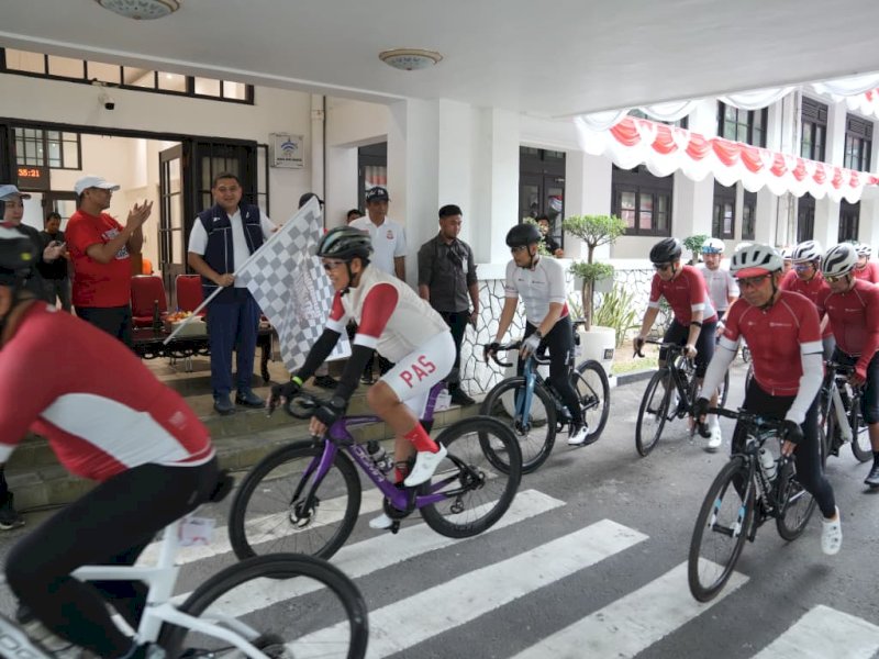 Wali Kota Makassar, Munafri Arifuddin, secara resmi melepas sekitar 150 peserta Merdeka De Barru 2025 dalam acara yang berlangsung di halaman Balai Kota Makassar, Minggu pagi (24/08/2025). @Jejakfakta/dok. Humas Pemkot Makassar