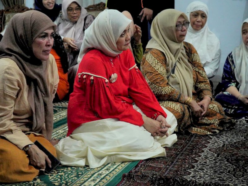 Wakil Wali Kota Makassar, Aliyah Mustika Ilham, melayat ke rumah duka almarhum H. Mappaturung Parawansa di Jalan Syekh Yusuf, Katangka, Kabupaten Gowa, Sabtu (23/8/2025). @Jejakfakta/dok. Humas Pemkot Makassar