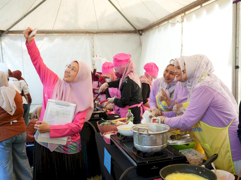 Ketua Tim Penggerak (TP) PKK Kota Makassar, Melinda Aksa, saat menghadiri kegiatan Family Gathering di kawasan wisata Pantai Indah Bosowa, Sabtu (23/8/2025). @Jejakfakta/dok. Humas Pemkot Makassar