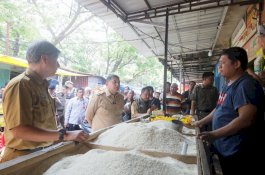 Wali Kota Makassar Sidak Pasar Pabaeng-baeng, Pastikan Harga Pangan Stabil