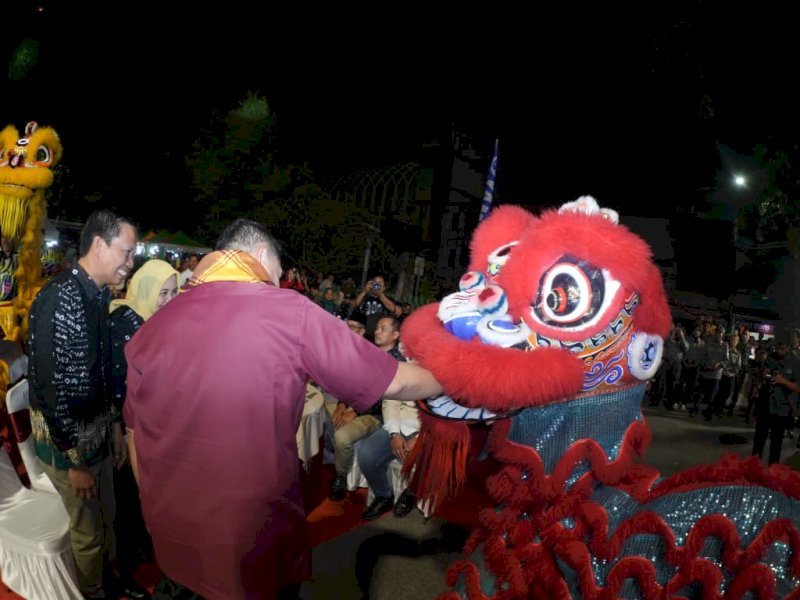 Wali Kota Makassar, Munafri Arifuddin, saat Pesta Rakyat Kecamatan Wajo yang digelar Minggu malam (24/08) di Jalan HOS Cokroaminoto, Makassar. @Jejakfakta/dok. Humas Pemkot Makassar