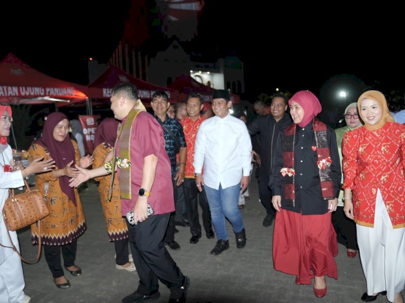 Wali Kota Makassar, Munafri Arifuddin, bersama Wakil Wali Kota Makassar, Aliyah Mustika Ilham, saat menghadiri di halaman Monumen Mandala, Kecamatan Ujung Pandang, Minggu malam (24/8/2025). @Jejakfakta/dok. Humas Pemkot Makassar