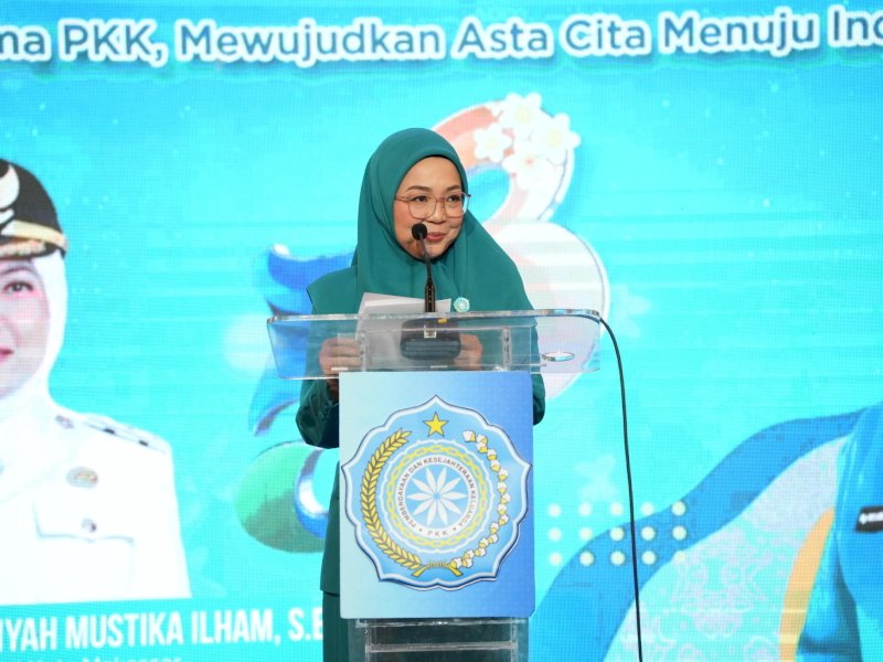 Ketua Tim Penggerak Pemberdayaan dan Kesejahteraan Keluarga (TP PKK) Kota Makassar, Melinda Aksa,  saat memberikan sambutan pada puncak kegiatan Gebyar PKK dalam rangka peringatan Hari Kesatuan Gerak (HKG) PKK ke-53, yang digelar di Atrium Trans Studio Mall Makassar, Minggu (24/8/2025). @Jejakfakta/dok. Humas Pemkot Makassar