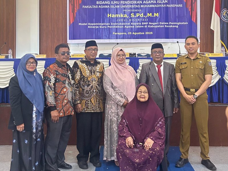 Sekretaris Dinas Pendidikan dan Kebudayaan Kabupaten Enrekang, Hamka, S.Pd., M.M., resmi menyandang gelar doktor dari Fakultas Agama Islam (FAI) Universitas Muhammadiyah Parepare (Unpar) setelah sukses menjalani sidang promosi doktor, Senin (25/8/2025). @Jejakfakta/dok. Istimewa
