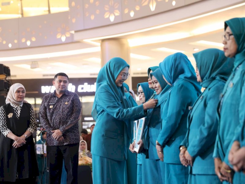 Ketua TP PKK Kota Makassar Melinda Aksa, memberikan Penghargaan Adhi Bakti kepada delapan kader PKK  dalam acara Gebyar PKK yang digelar di Atrium Trans Studio Mall Makassar, Minggu (24/8/2025). @Jejakfakta/dok. Humas Pemkot Makassar 