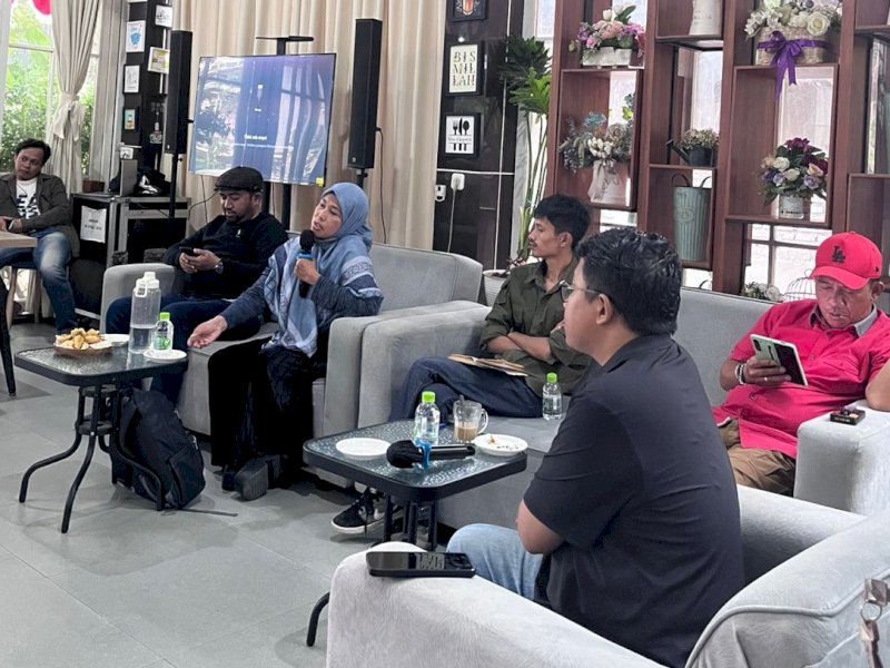 Lakpesdam NU Sulsel bersama Lapar Sulsel menggelar diskusi publik bertajuk &ldquo;Potret Pemilu ke Depan dan Urgensi Reformasi Partai Politik&rdquo; di Cafe Lorong, Jalan Salemba, Kota Makassar, pada Minggu (24/08/2025). @Jejakfakta/dok. Samsir