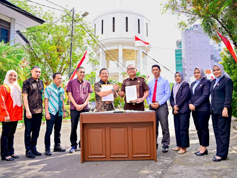 Kepala Kejari Makassar, Nauli Rahim Siregar, Pelaksana Tugas (Plt) Direktur Utama PDAM Makassar, Hamzah Ahmad, saat Penandatanganan Memorandum of Understanding (MoU) di Aula Tirta Dharma, Kantor Perumda Air Minum Makassar, Jalan Ratulangi, Selasa (26/08/2025). @Jejakfakta/dok. Istimewa