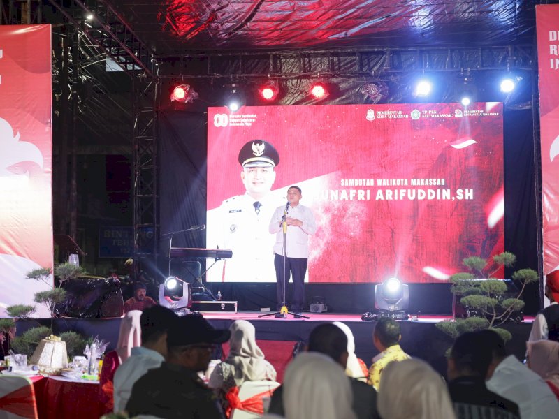 Wali Kota Makassar, Munafri Arifuddin, saat menghadiri Pesta Rakyat dalam rangka peringatan HUT ke-80 Kemerdekaan Republik Indonesia, Senin malam (25/8/2025). @Jejakfakta/dok. Humas Pemkot Makassar