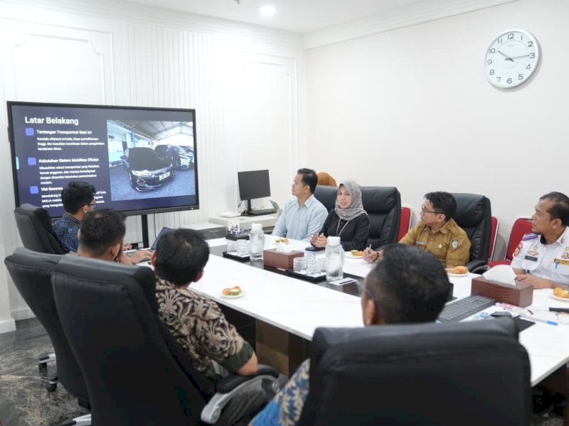 Kepala Dinas Perhubungan (Dishub) Kota Makassar, Muhammad Rheza,mendampingi Wali Kota Makassar, Munafri Arifuddin, dalam pertemuan yang digelar dengan perusahaan transportasi di Balai Kota Makassar, Selasa (26/8/2025). @Jejakfakta/dok. Istimewa