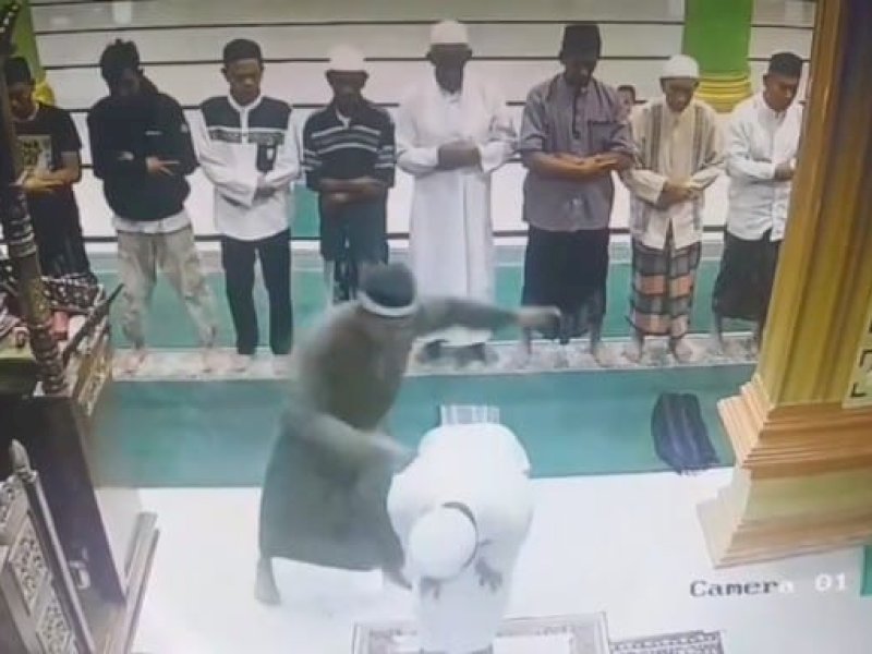 Korban diketahui bernama Muh Jamuli (27), saat memimpin salat Subuh di Masjid Baiturrahman,  Desa Tompira, Kecamatan Petasia Timur, Morowali Utara, Senin (25/8/2025). @Jejakjfakta/dok. Tangkapan Layar CCTV