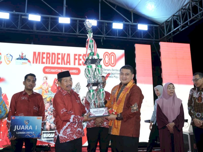  Wali Kota Makassar, Munafri Arifuddin, menghadiri Pesta Rakyat Kecamatan Tamalanrea yang digelar dalam rangka perayaan HUT ke-80 Kemerdekaan Republik Indonesia, Selasa malam (26/08/2025). @Jejakfakta/dok. Humas Pemkot Makassar