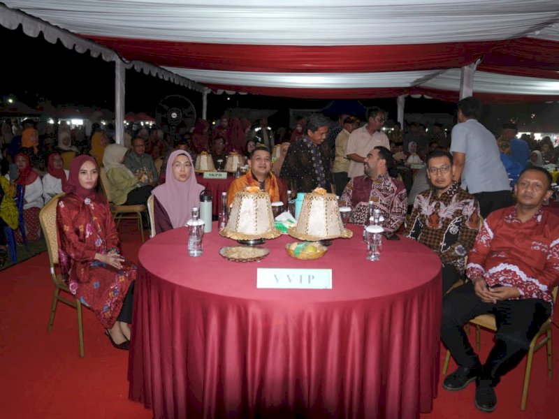 Camat Tamalanrea, Iqbal, mendampingi Wali Kota Makassar, Munafri Arifuddin, dalam acara Pesta Rakyat Kecamatan Tamalanrea yang digelar di lapangan terbuka, Selasa malam (26/08/2025). @Jejakfakta/dok. Istimewa