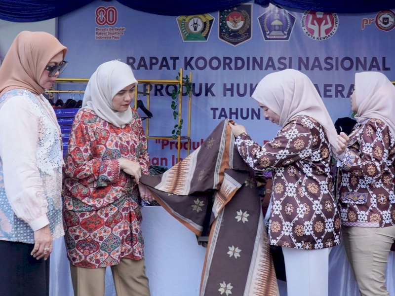 Wakil Wali Kota Makassar, Aliyah Mustika Ilham, menghadiri dan meninjau langsung Pameran Ekonomi Kreatif (Ekraf) dan Usaha Mikro Kecil Menengah (UMKM) yang digelar di Lapangan Kantor Gubernur Sulawesi Tenggara, Kamis (28/8/2025). @Jejakfakta/dok. Humas Pemkot Makassar