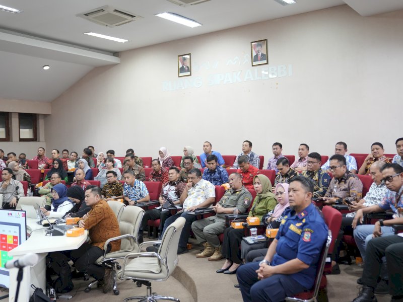Camat Tamalanrea, Iqbal, turut hadir dalam Rapat Koordinasi Evaluasi Survei Penilaian Integritas (SPI) 2025 yang digelar di Ruang Sipakalebbi, Balai Kota Makassar, Kamis (28/08/2025). @Jejakfakta/dok. Istimewa