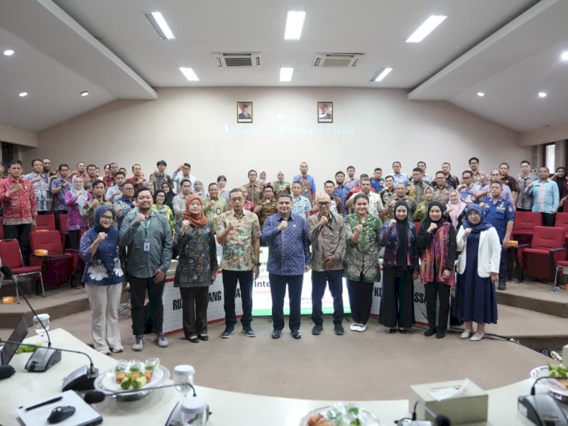 Camat Makassar, Husni Mubarak, saat mengikuti Rapat Koordinasi Evaluasi Survei Penilaian Integritas (SPI) 2025 yang digelar di Ruang Sipakalebbi, Kamis (28/08/2025). @Jejakfakta/dok. Istimewa