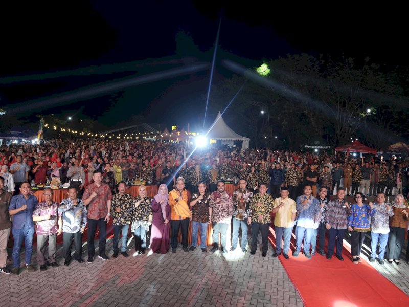 Wali Kota Makassar, Munafri Arifuddin, saat menghadiri pada malam pesta rakyat peringatan HUT ke-80 RI di Biringkanaya, Rabu malam (27/8/2025). @Jejakfakta/dok. Humas Pemkot Makassar
