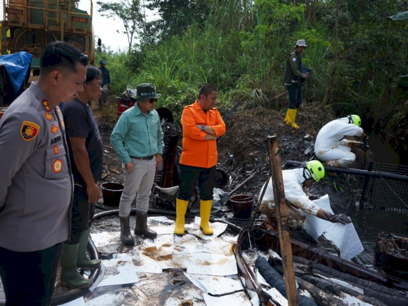 Bupati Luwu Timur, Irwan Bachri Syam, turun langsung meninjau lokasi kebocoran pipa minyak milik PT Vale Indonesia Tbk. di Kecamatan Towuti, Kamis (28/08/2025). @Jejakfakta/dok. Humas Pemkab Lutim