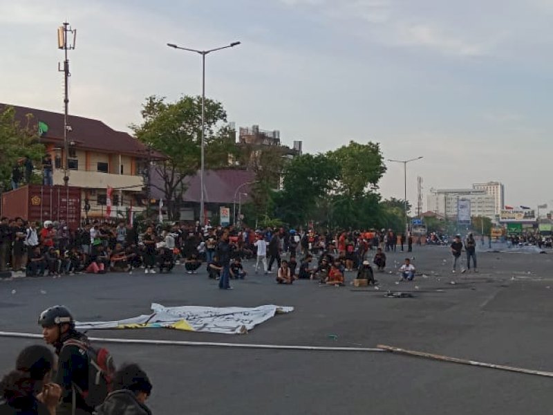 Aksi solidaritas untuk almarhum pengemudi ojek online, Affan Kurniawan, di Jalan AP Pettarani di Kota Makassar, Sulawesi Selatan, Jumat (29/8/2025). @Jejakfakta/Samsir 