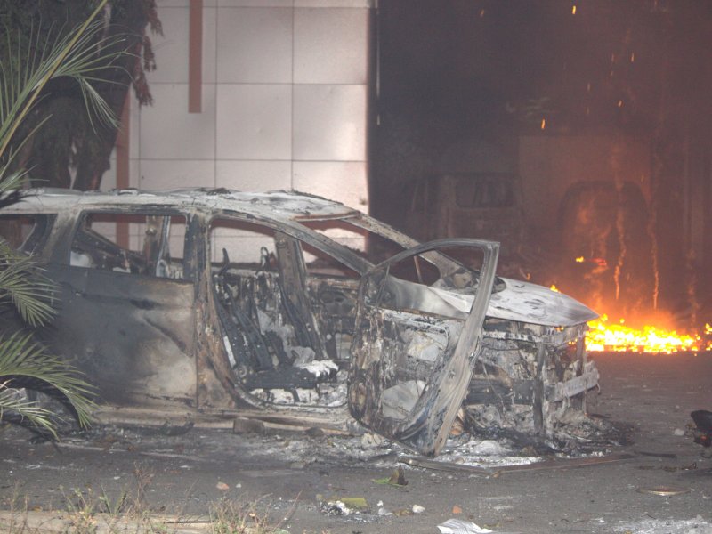 Puluhan mobil dan sepeda motor terlihat hangus terbakar, menyisakan rangka, usai kantor DPRD Makassar terbakar, Jumat malam (29/08/2025). @Jejakfakta/Nurdin Amir