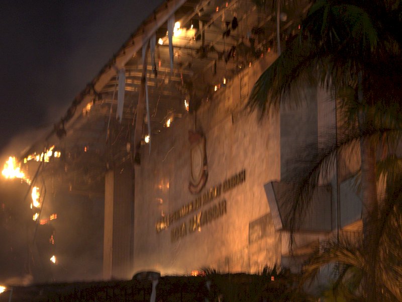 Kantor DPRD Makassar terbakar, api sempat terlihat membubung tinggi di depan gedung DPRD, Jumat malam (29/08/2025). @Jejakfakta/Nurdin Amir