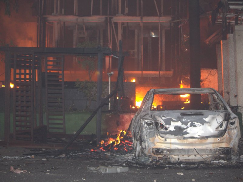 DPRD Makassar dibakar massa, gedung dan mobil luder dilalap air, Jumat malam (29/08/2025). @Jejakfakta/Nurdin Amir 