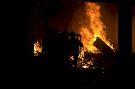 Massa Bakar Gedung Utama DPRD Sulsel Sabtu Dini Hari, Kota Makassar Mencekam