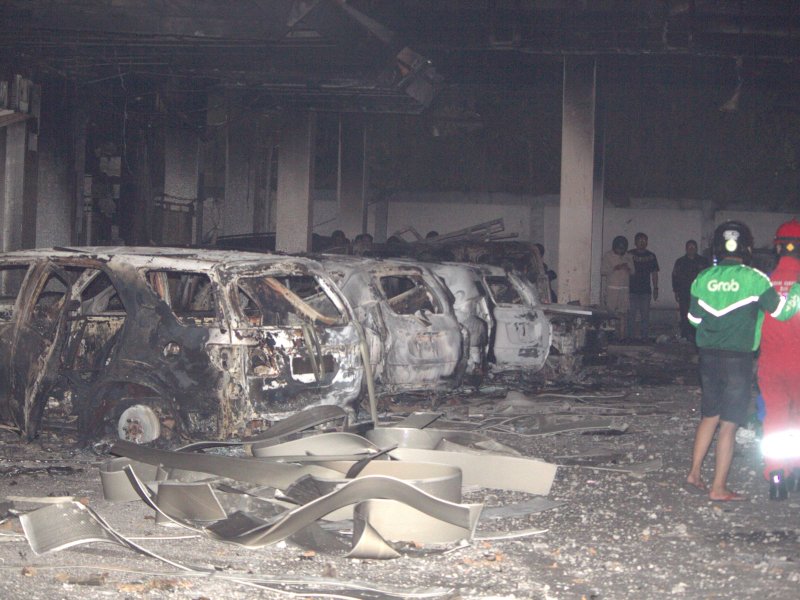 Puluhan mobol yang terparkir di depan Gedung DPRD Makassar dibakar massa pada Jumat, 29 Agustus 2025. @Jejakfakta/Nurdin Amir