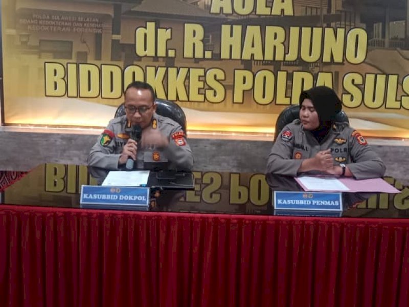 Tim Kedokteran Forensik Subbid Dokpol Biddokes Polda Sulawesi Selatan saat menggelar jumpa pers terkait korban kebakaran di DPRD Makassar, di Aula Biddokkes Polda Sulsel, Sabtu (30/08/2025). @Jejakfakta/Samsir