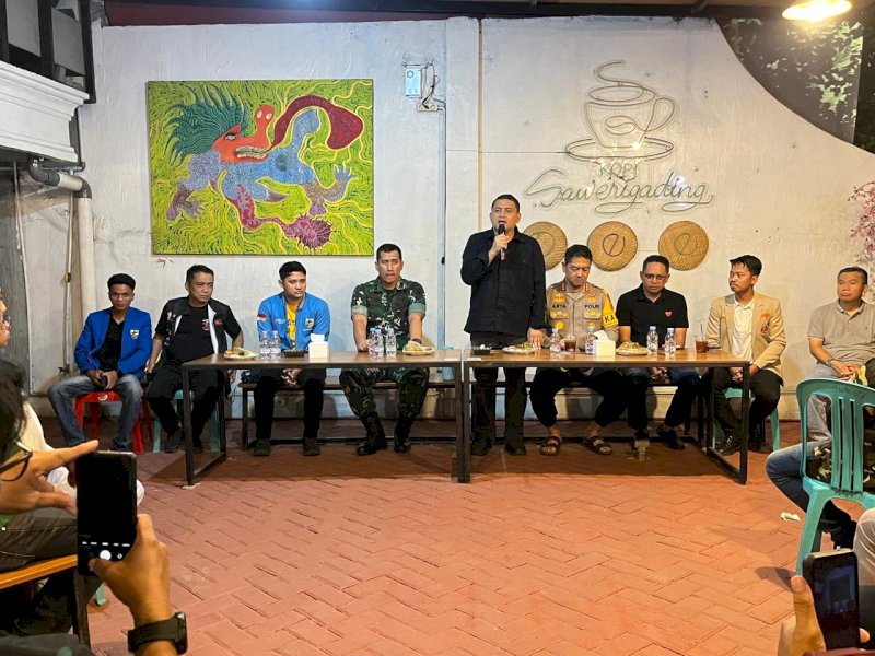 Wali Kota Makassar Munafri Arifuddin, Ketua DPRD Makassar Supratman, Kapolrestabes Makassar, Kombes Pol Arya Perdana, bersama organisasi kepemudaan, saat deklarasi damai di Warkop SIJA, Jalan Sawerigading, Minggu (31/8/2025). @Jejakfakta/Istimewa